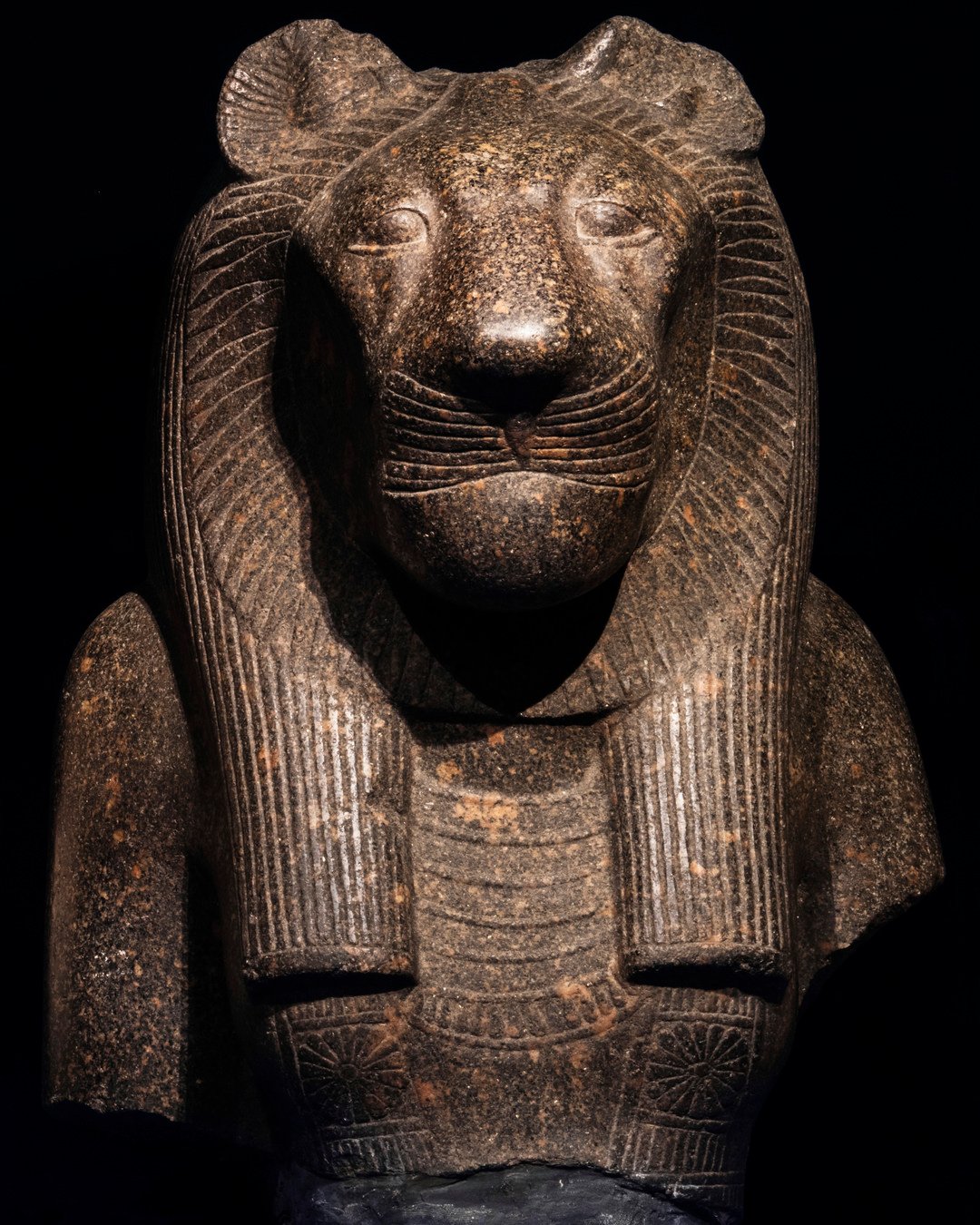 Staty av guden sekhmet. Fotografi.