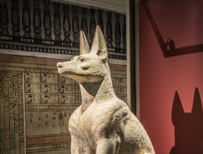 Länkbild föreställandes en staty av Anubis på Medelhavsmuseet