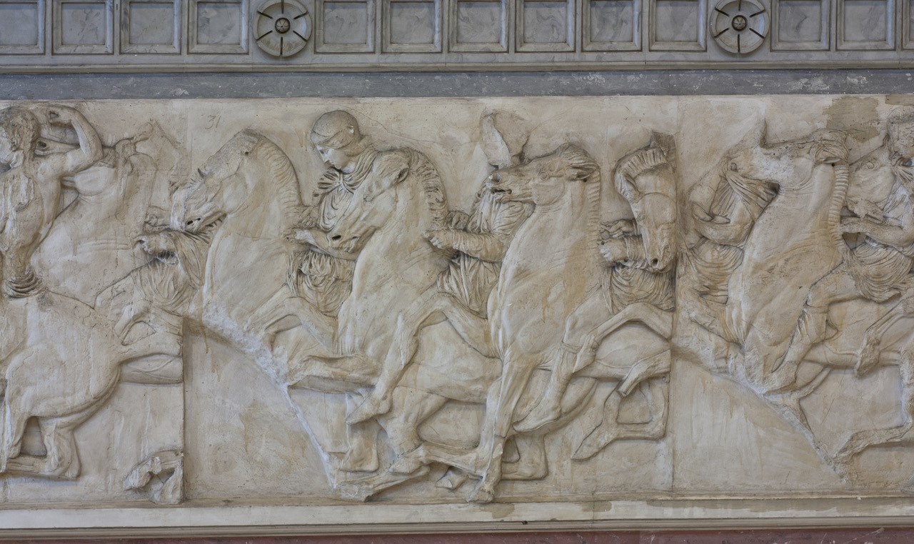 Del av Parthenonfrisen, gipsavgjutning i Nationalmuseums trapphall.